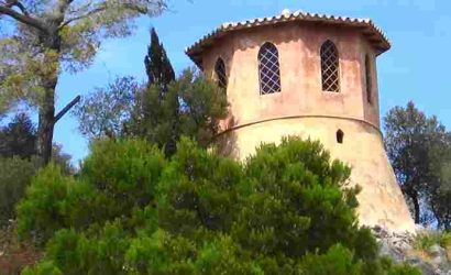 Der markante neuromanische Rundturm