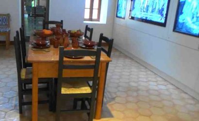 Traditioneller h�lzerner Esstisch