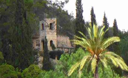 K�nstliche Ruine im neugotischen Stil