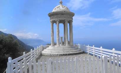 Der historische wei�e Wehrturm der Jardines de Alfabia