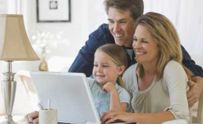 Familie am Laptop